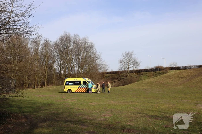 Ambulance vastgereden op voetbalveld