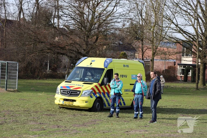 Ambulance vastgereden op voetbalveld