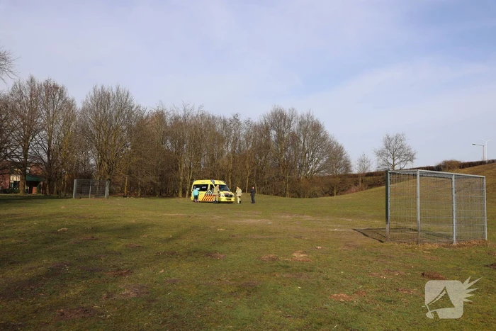 Ambulance vastgereden op voetbalveld