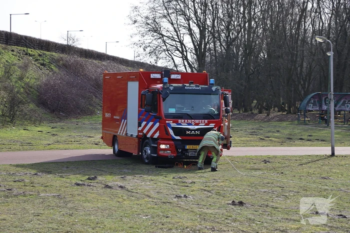 Ambulance vastgereden op voetbalveld