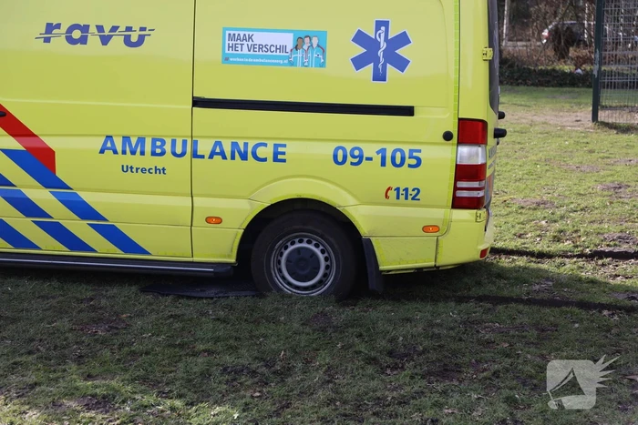 Ambulance vastgereden op voetbalveld