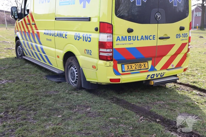 Ambulance vastgereden op voetbalveld