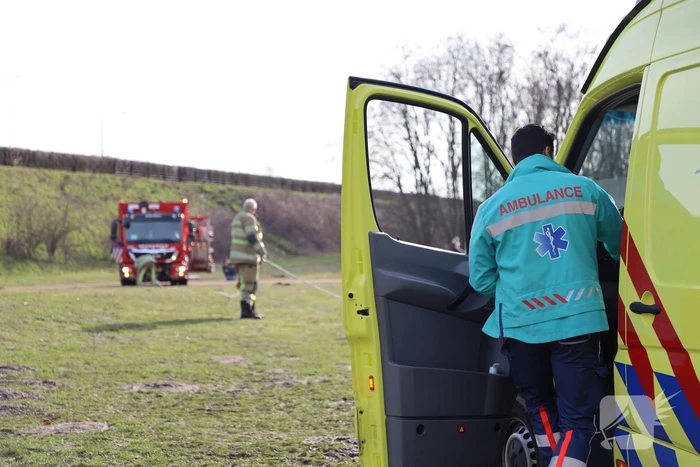 Ambulance vastgereden op voetbalveld