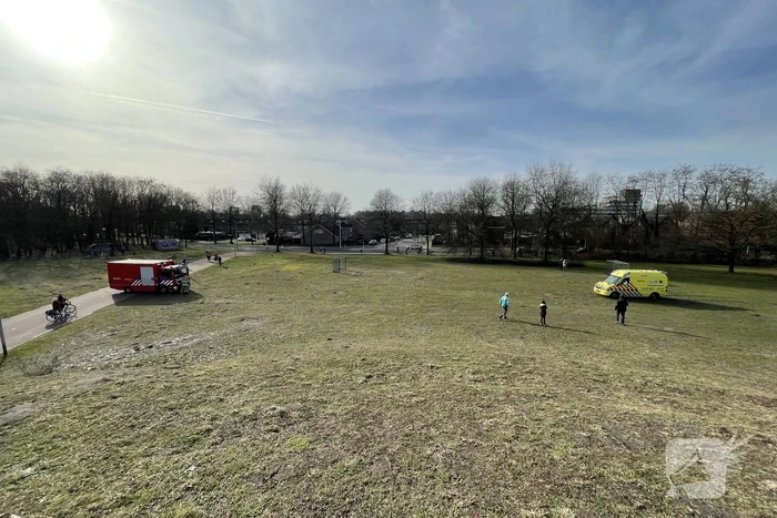 Ambulance vastgereden op voetbalveld
