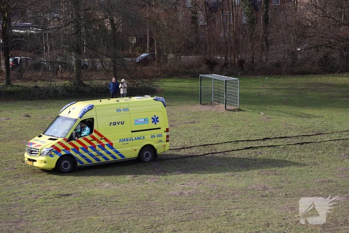 Ambulance vastgereden op voetbalveld