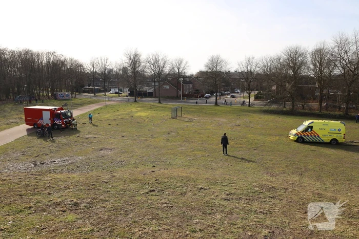 Ambulance vastgereden op voetbalveld