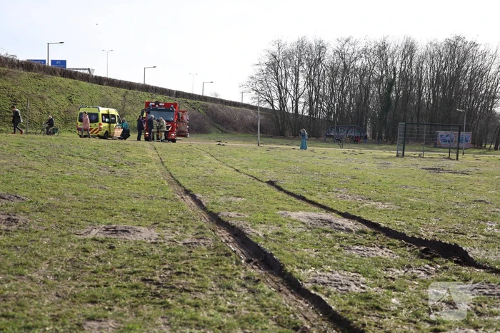 Ambulance vastgereden op voetbalveld