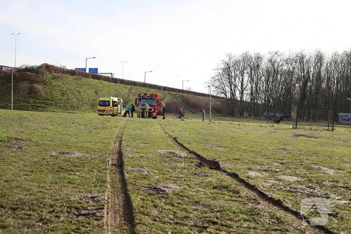 Ambulance vastgereden op voetbalveld