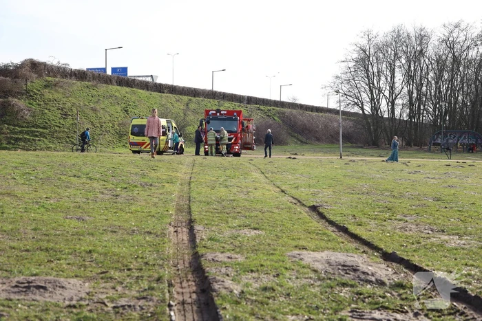 Ambulance vastgereden op voetbalveld
