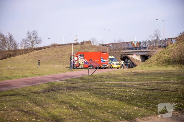 Ambulance vastgereden op voetbalveld