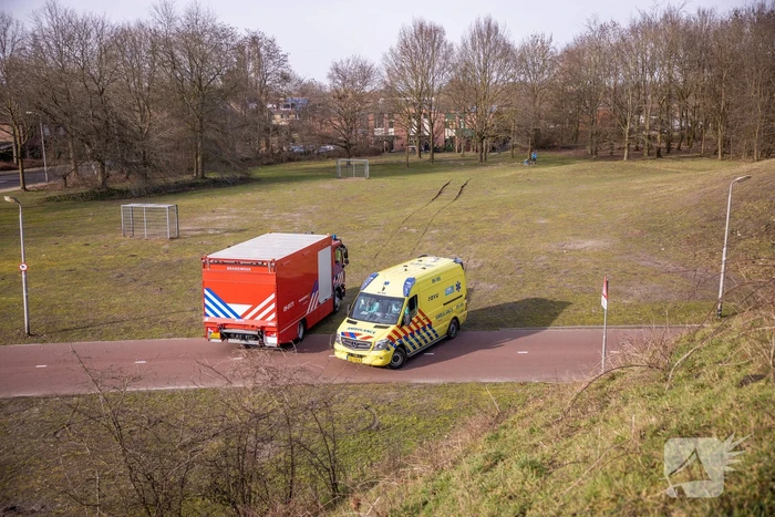 Ambulance vastgereden op voetbalveld