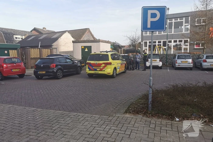 Personenauto en scooter met elkaar in aanrijding