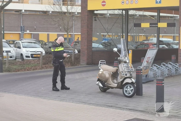 Personenauto en scooter met elkaar in aanrijding