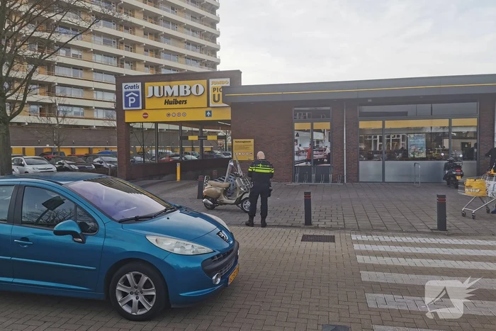 Personenauto en scooter met elkaar in aanrijding
