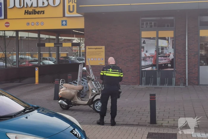 Personenauto en scooter met elkaar in aanrijding