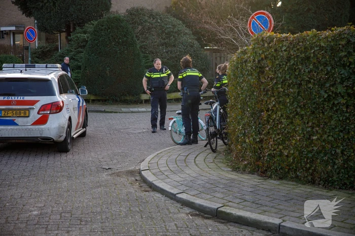 Kindje op fiets botst tegen spiegel van auto