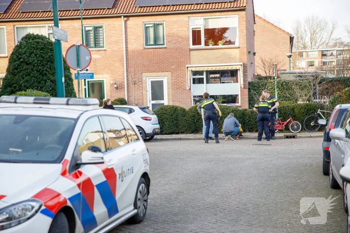 Kindje op fiets botst tegen spiegel van auto
