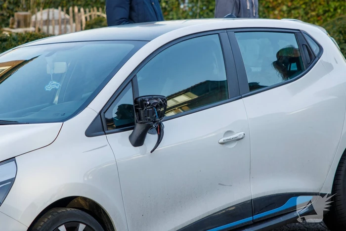 Kindje op fiets botst tegen spiegel van auto