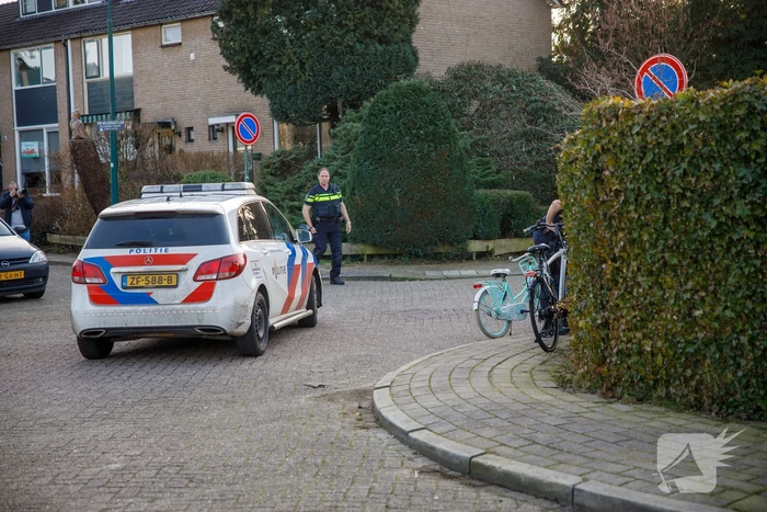 Kindje op fiets botst tegen spiegel van auto