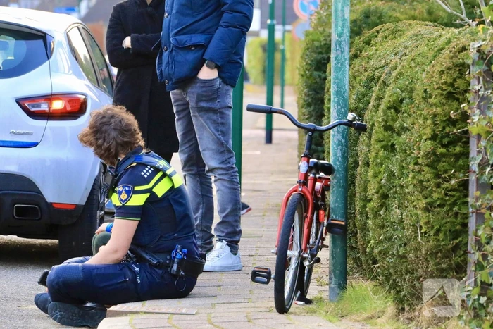 Kindje op fiets botst tegen spiegel van auto