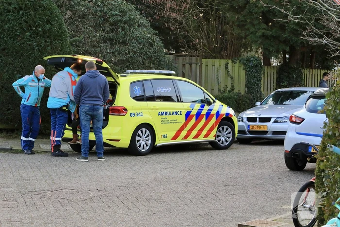 Kindje op fiets botst tegen spiegel van auto