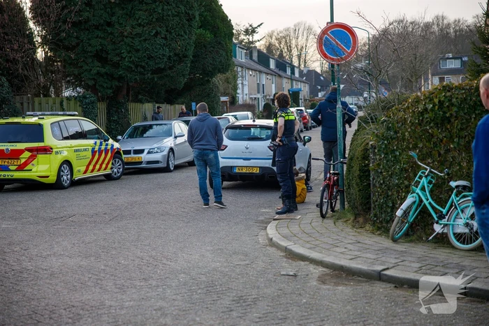 Kindje op fiets botst tegen spiegel van auto