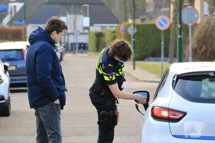 Kindje op fiets botst tegen spiegel van auto