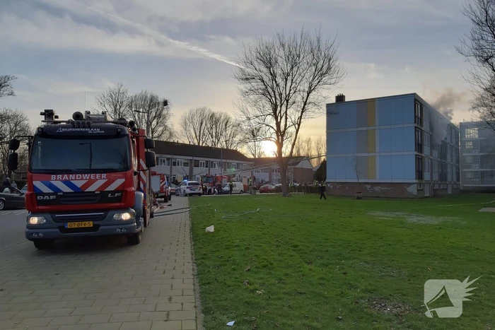 Veel schade bij brand in portiekwoning