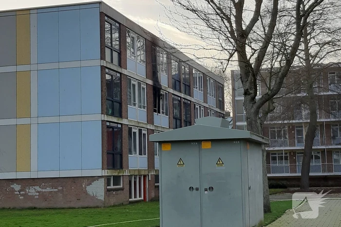 Veel schade bij brand in portiekwoning