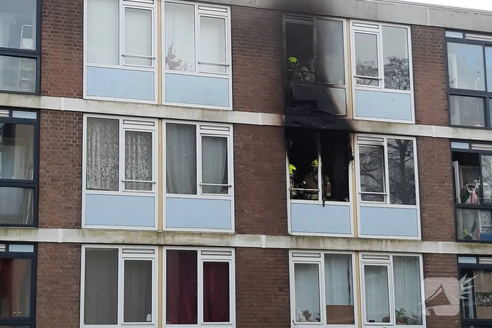 Veel schade bij brand in portiekwoning