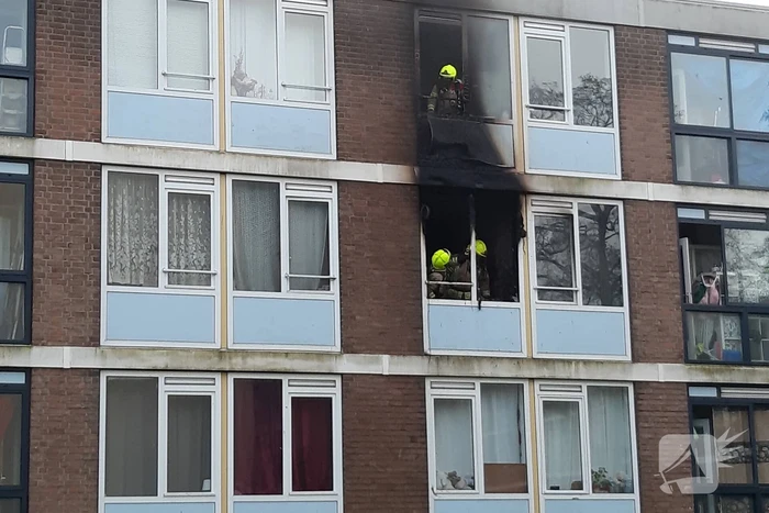 Veel schade bij brand in portiekwoning