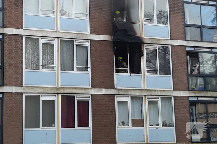 Veel schade bij brand in portiekwoning