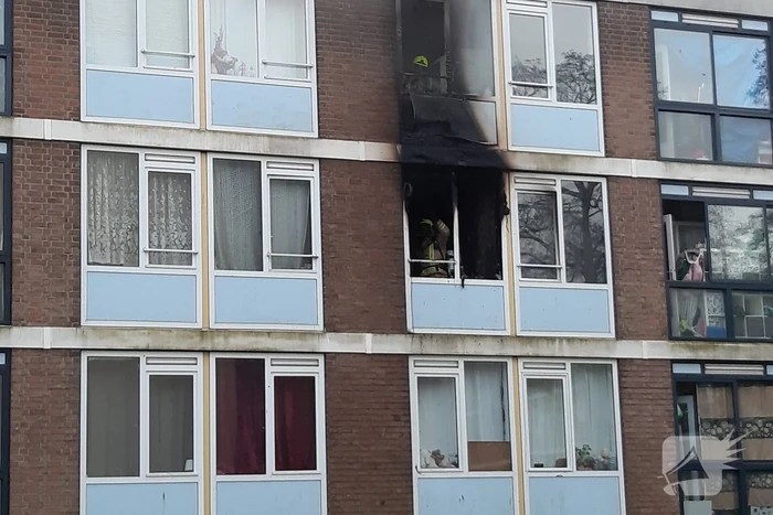 Veel schade bij brand in portiekwoning
