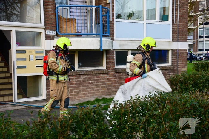 Veel schade bij brand in portiekwoning