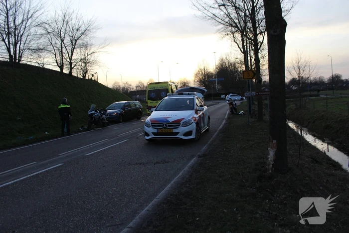 Motorrijder gewond bij botsing met boom