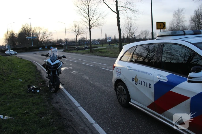Motorrijder gewond bij botsing met boom