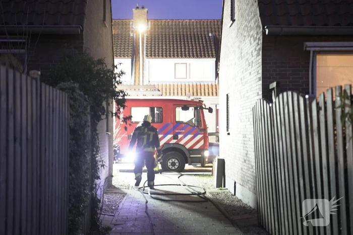 Brandweer blust vuurton in achtertuin