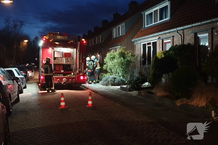 Brandweer blust vuurton in achtertuin