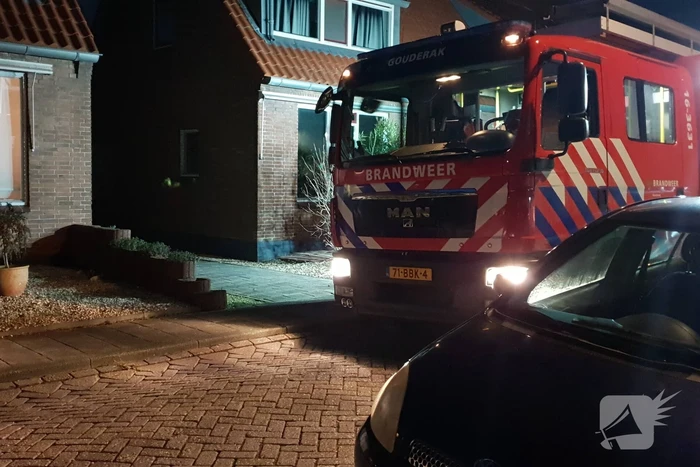 Brandweer blust vuurton in achtertuin