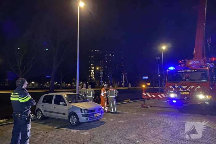 Automobilist rijdt sloot in