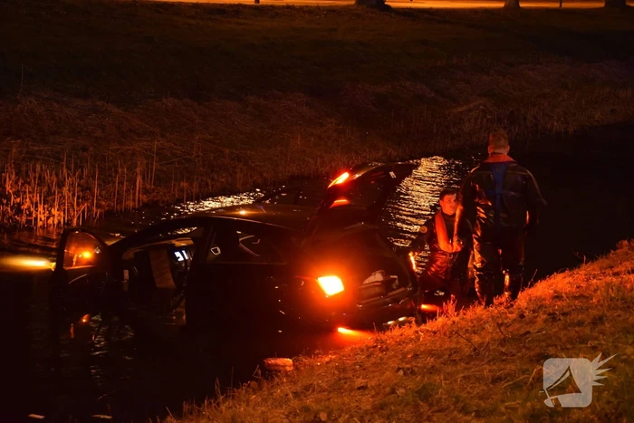 Automobilist rijdt sloot in