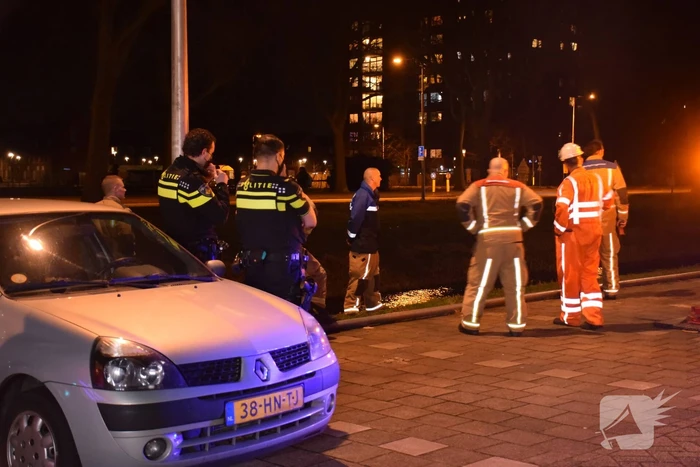 Automobilist rijdt sloot in