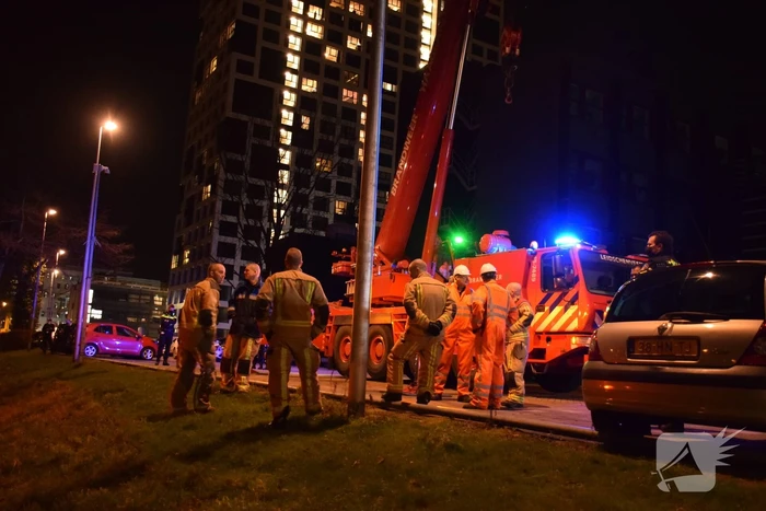 Automobilist rijdt sloot in