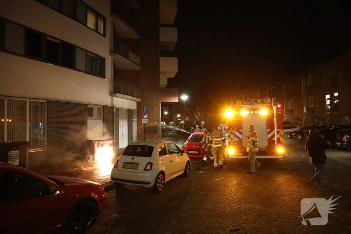 Meerdere papiercontainers in vlammen op