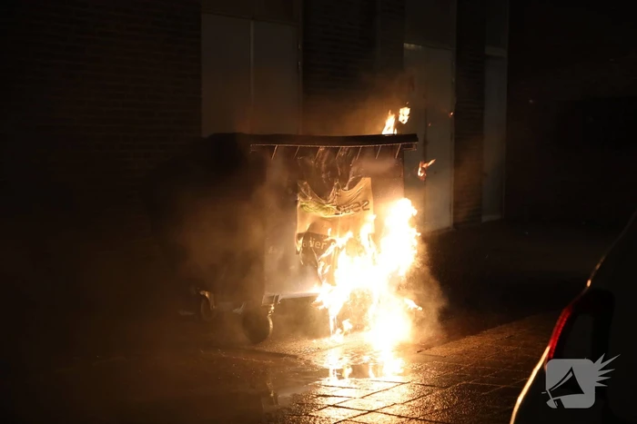 Meerdere papiercontainers in vlammen op