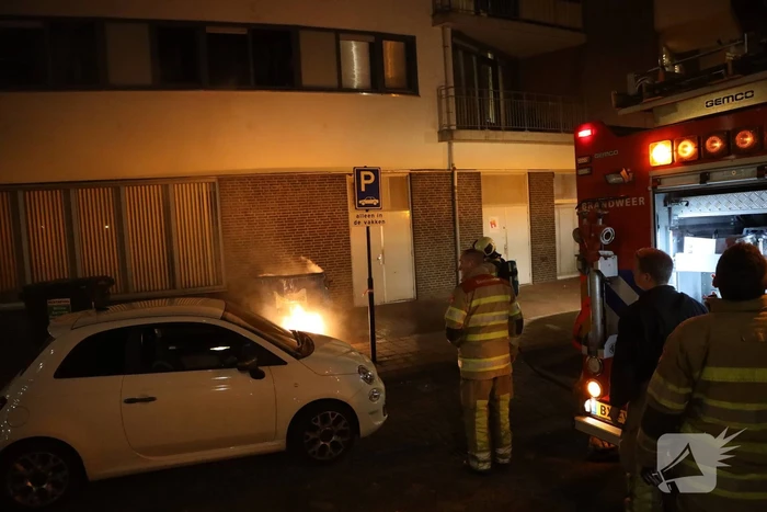 Meerdere papiercontainers in vlammen op