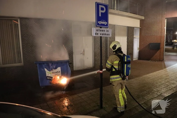 Meerdere papiercontainers in vlammen op