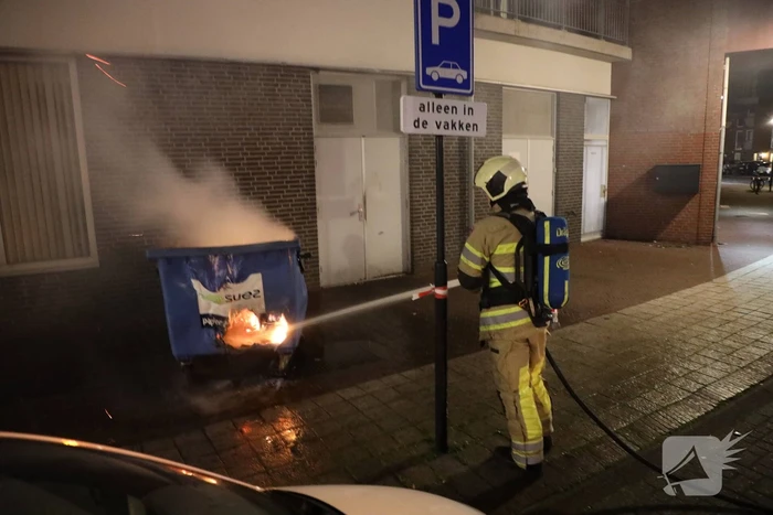 Meerdere papiercontainers in vlammen op