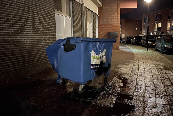 Meerdere papiercontainers in vlammen op