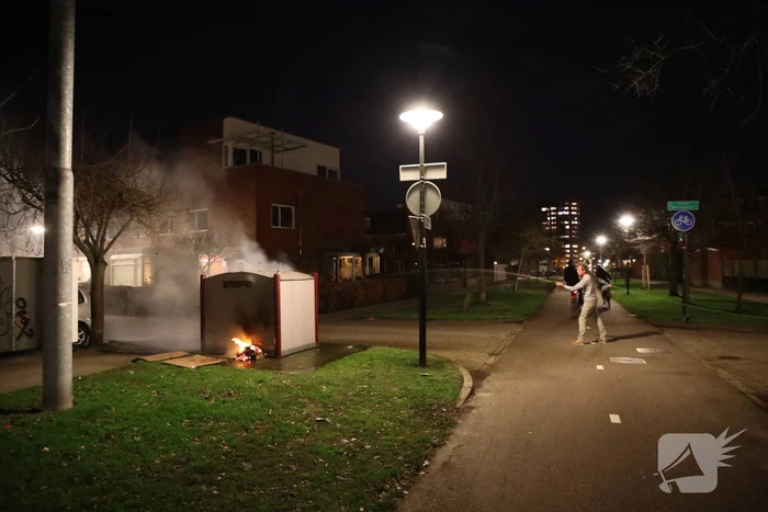 Meerdere papiercontainers in vlammen op
